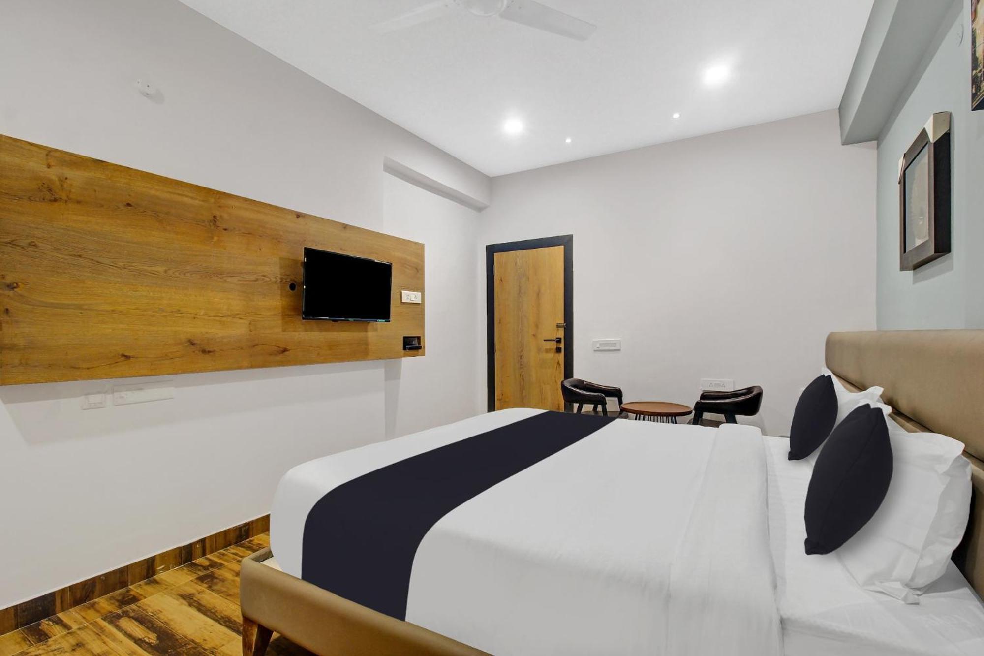 Super Townhouse Oak Hitec City Near Image Hospital Hyderabad Bagian luar foto