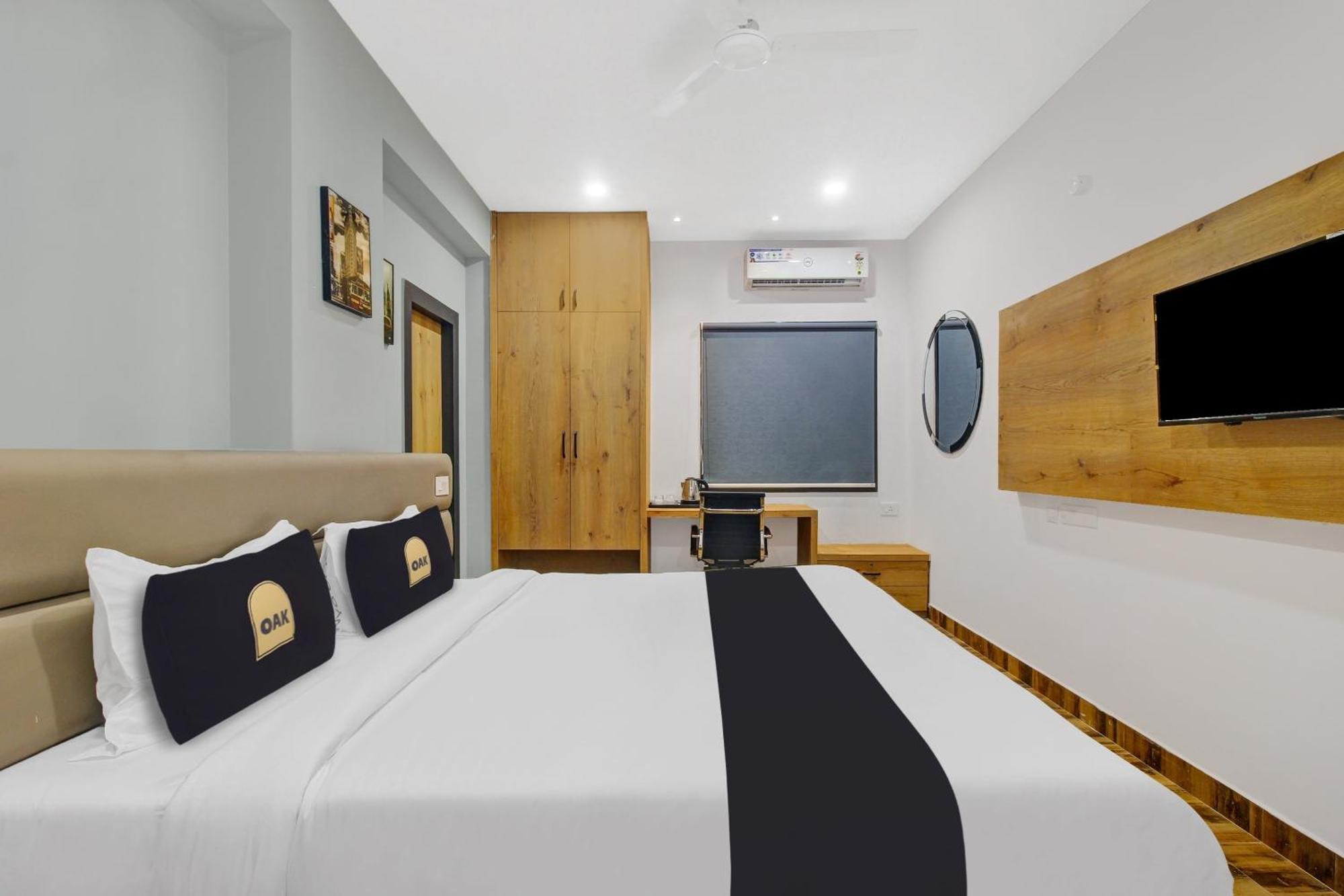 Super Townhouse Oak Hitec City Near Image Hospital Hyderabad Bagian luar foto